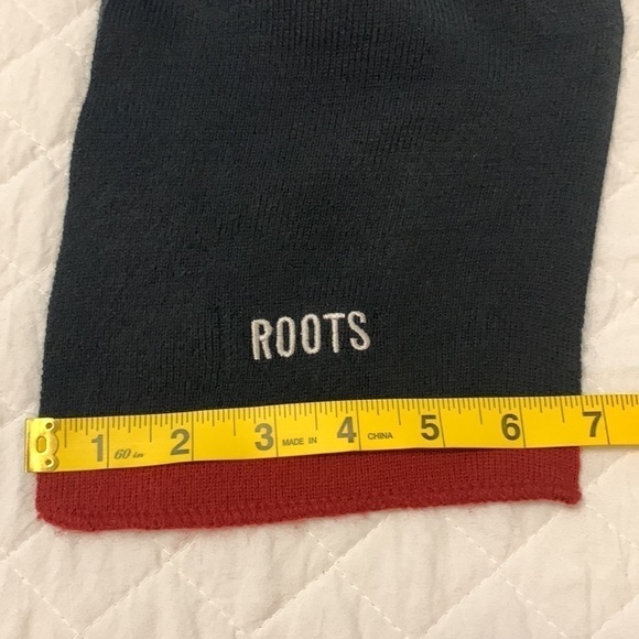 ROOTS scarf black with red trim 6.5” x 89” OS UNISEX - Picture 8 of 8
